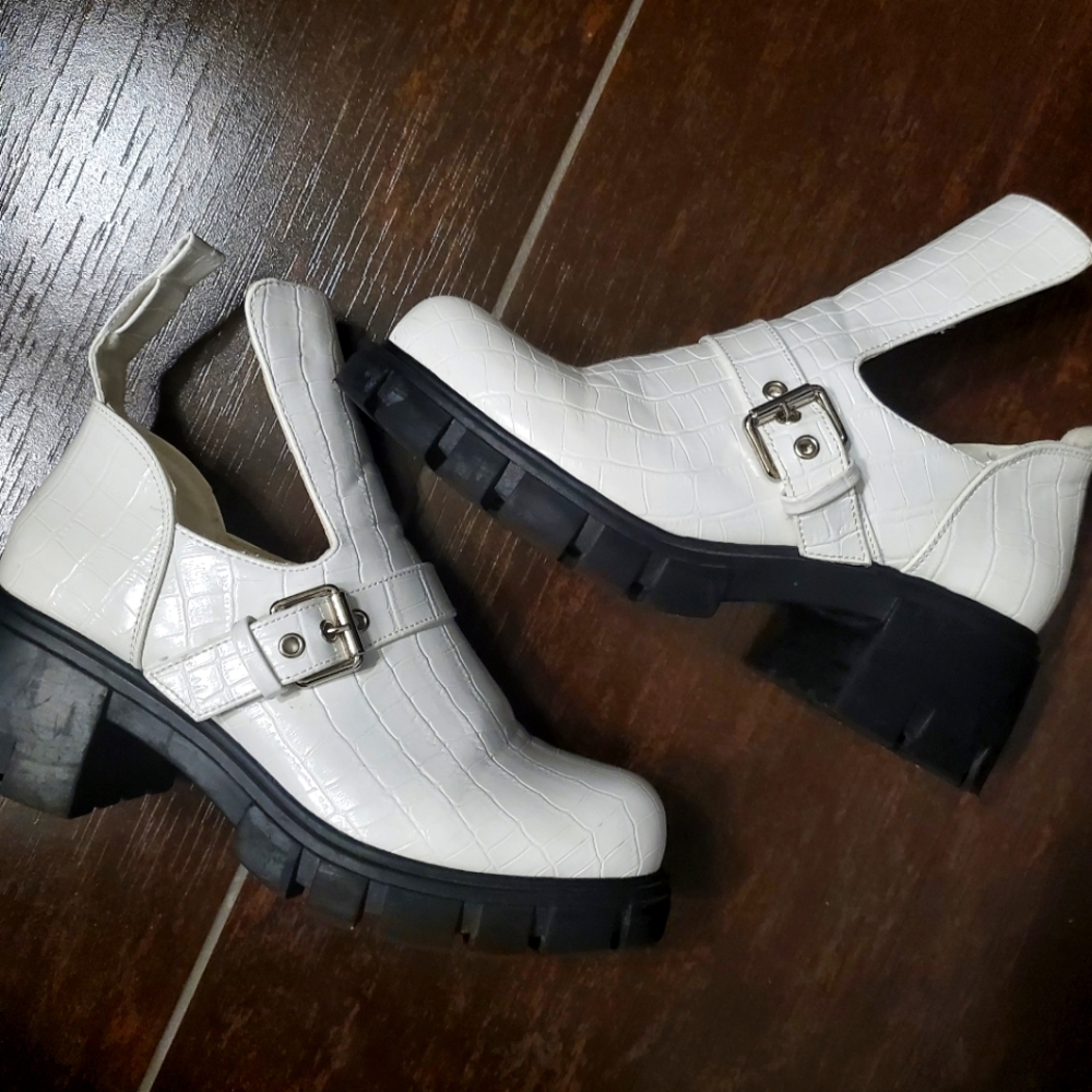 white shoe with chunky sole (7.5-8)